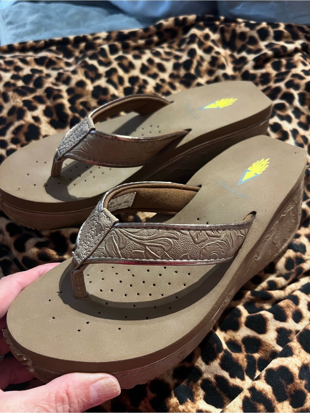 Volatile Women 7 Wedge Sandals, cool embossed floral sides/straps, good cond. - Picture 2 of 9